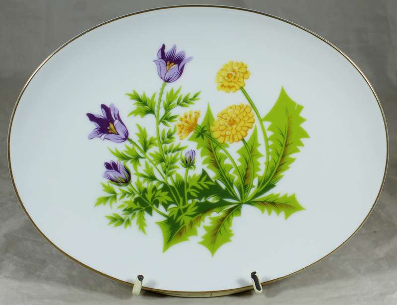 BWA display plate with purple and yellow flowers