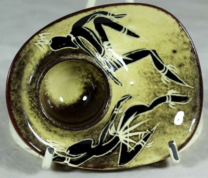 Crescent Ware - Egg holder - Figures dancing
