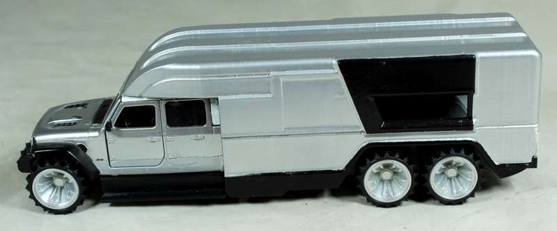 Jada - Modified Jeep with closed trailer