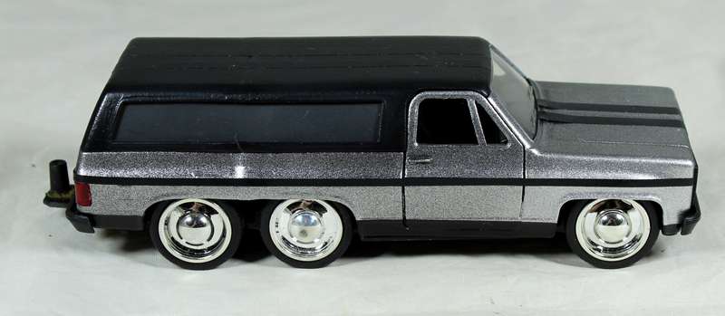 Jada - Modified Chevy K5 Blazer & trailer