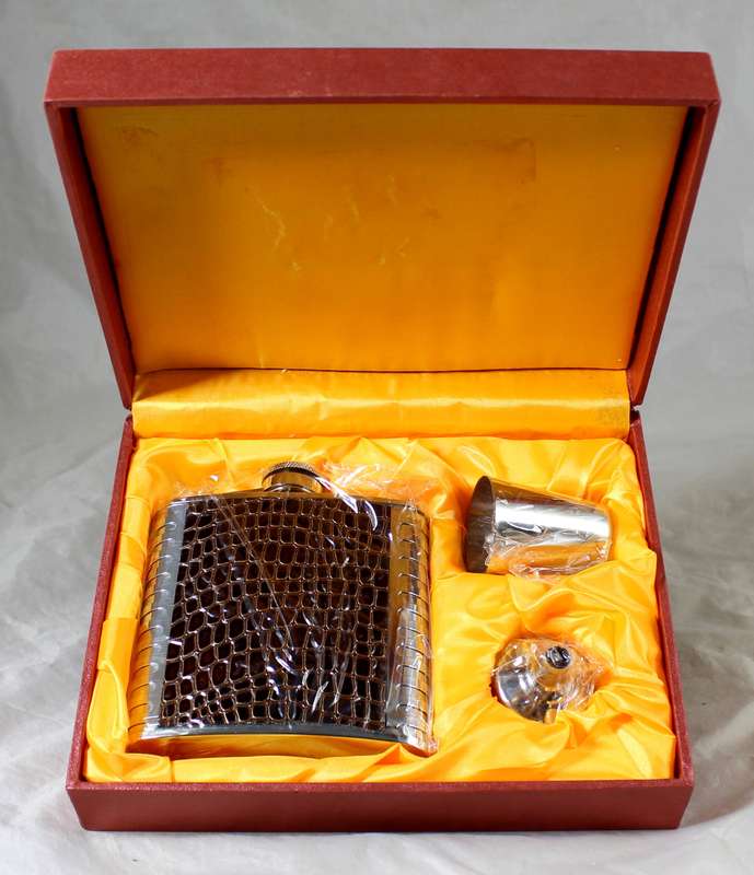 Stainless steel hip flask with crocodile skin set