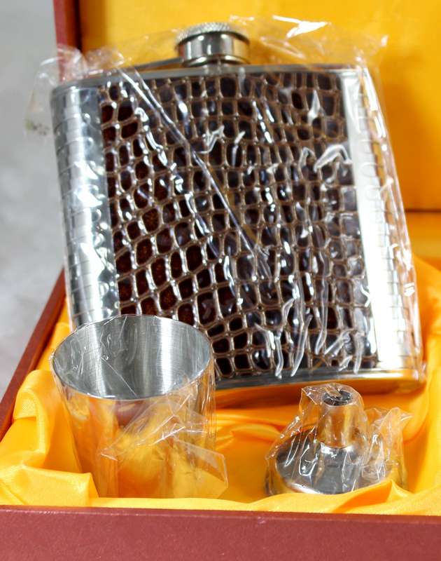 Stainless steel hip flask with crocodile skin set