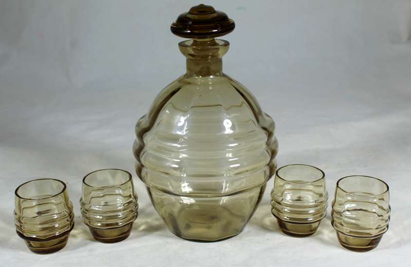 Smokey decanter with four shot glasses