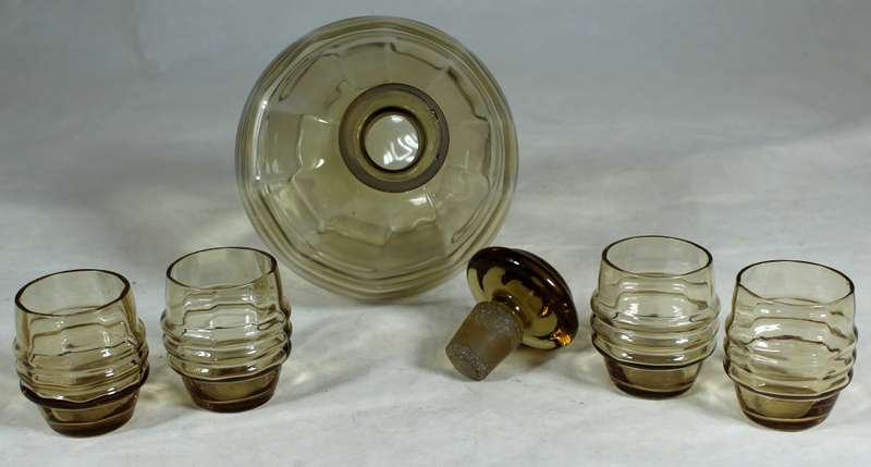 Smokey decanter with four shot glasses
