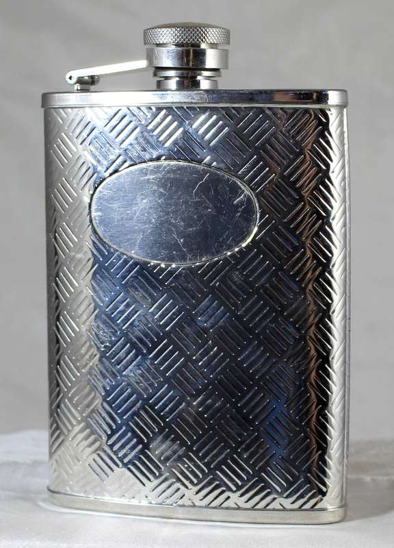 Stainless steel hip flask with cross hatch patterns
