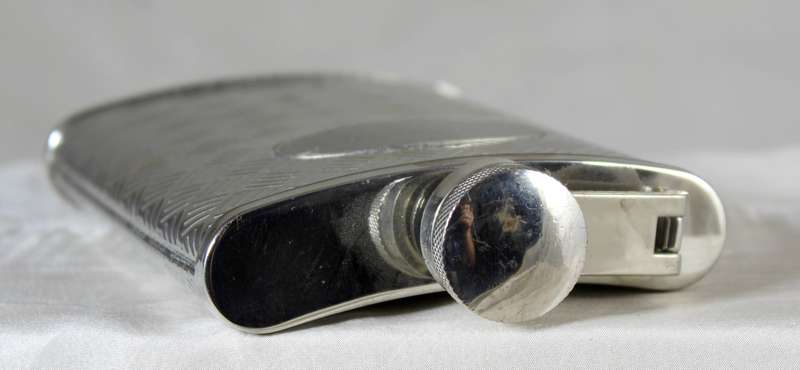 Stainless steel hip flask with cross hatch patterns