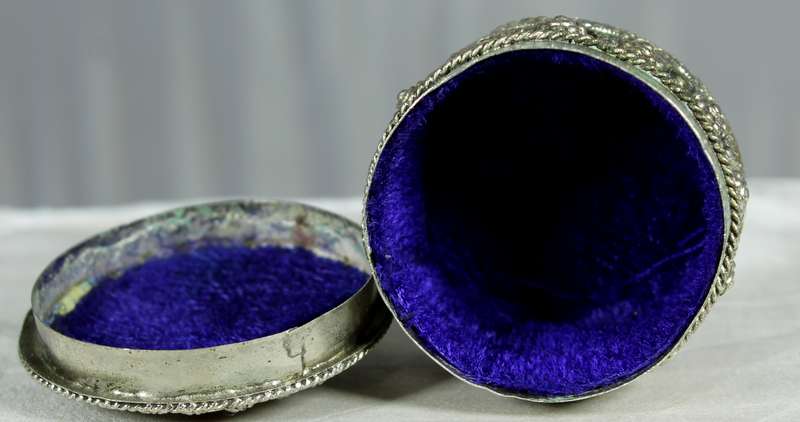 Semi precious stone and silver plated ring/pill box - med