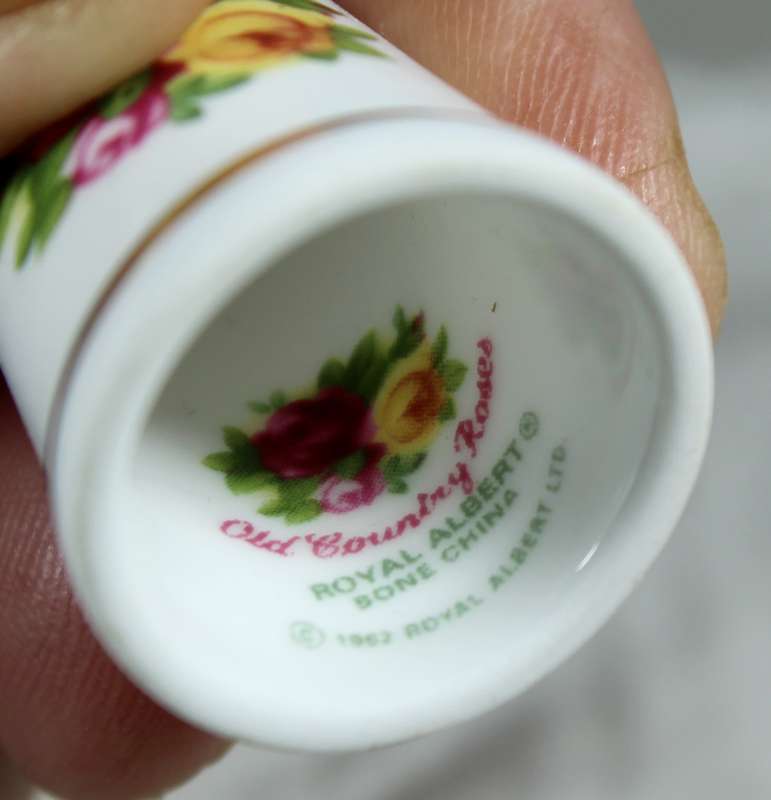 Royal Albert thimble - 1962 old country roses