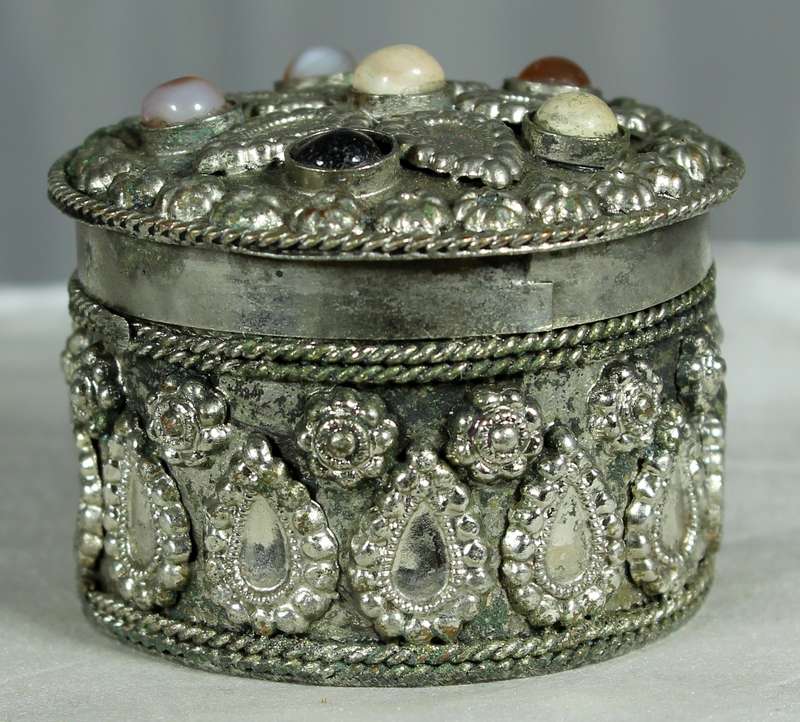 Semi precious stone and silver plated ring/pill box - med