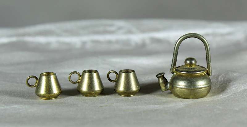 Miniature kettle and mugs