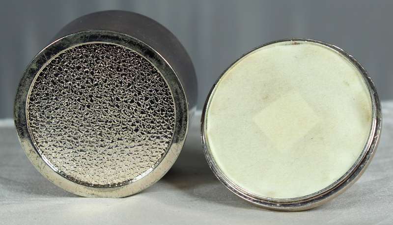 Small trinket holder with handbag on display