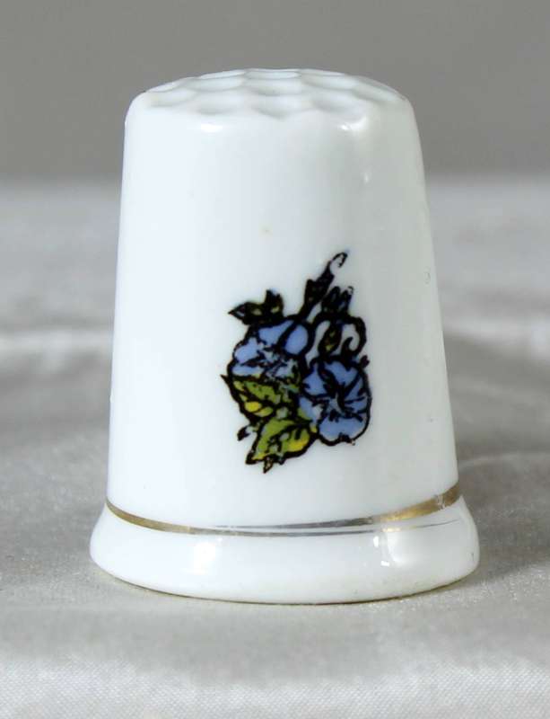 Ceramic thimble with flower motif