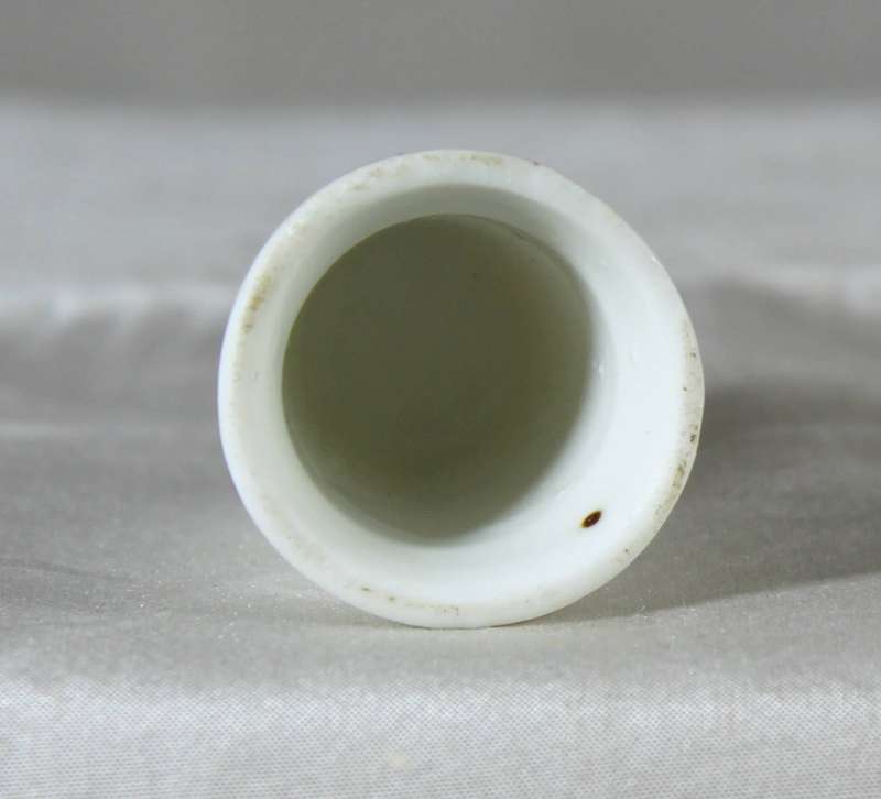 Ceramic thimble with flower motif
