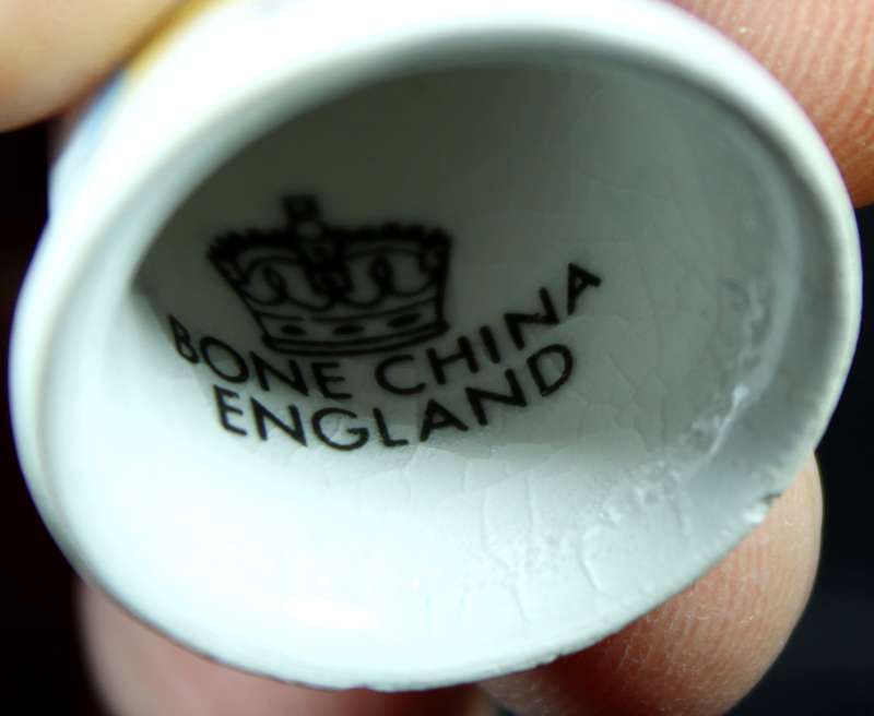 Porcelain Thimble - Crown- Guardsman Buckingham Palace