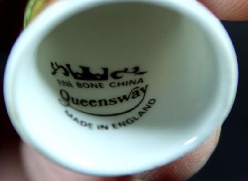 Porcelain Thimble - Queensway - Victorian Couple