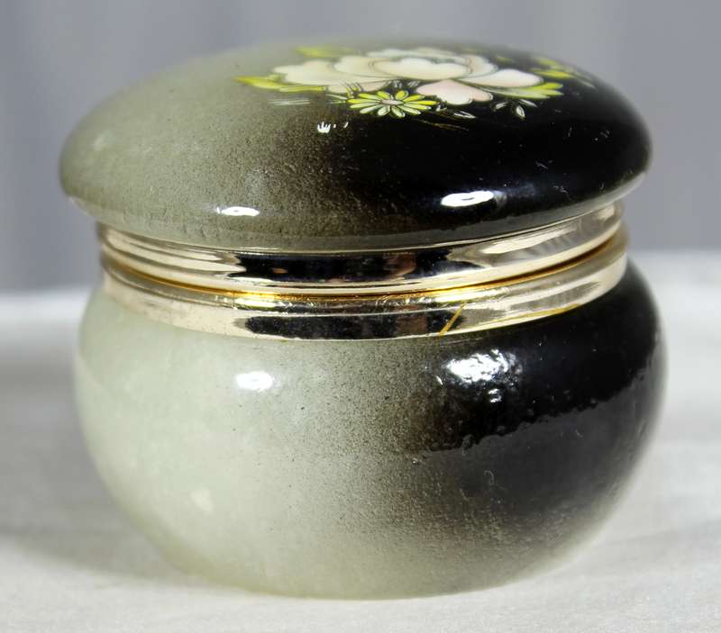 Small alabaster powder trinket box - Floral decoration on lid