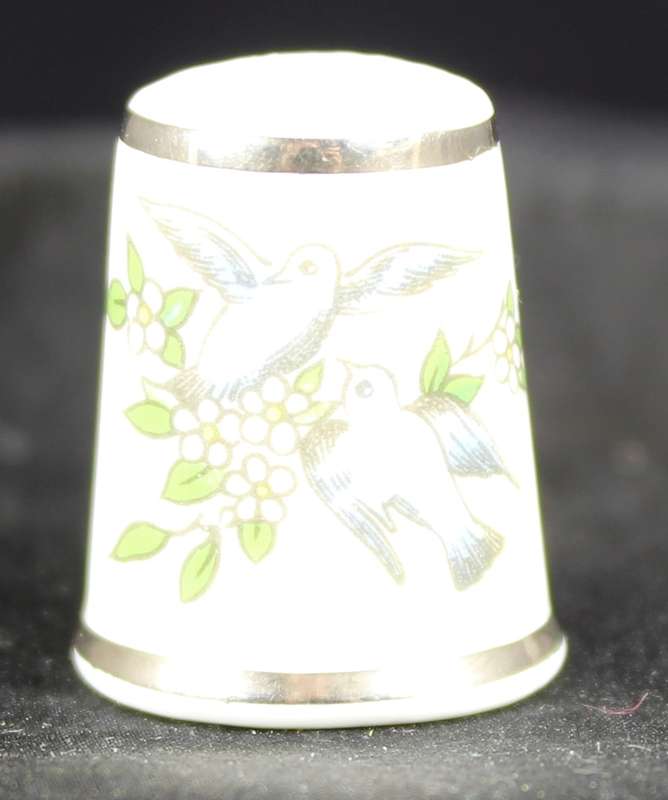 Porcelain Thimble - Royal Worchester - Pair of Doves
