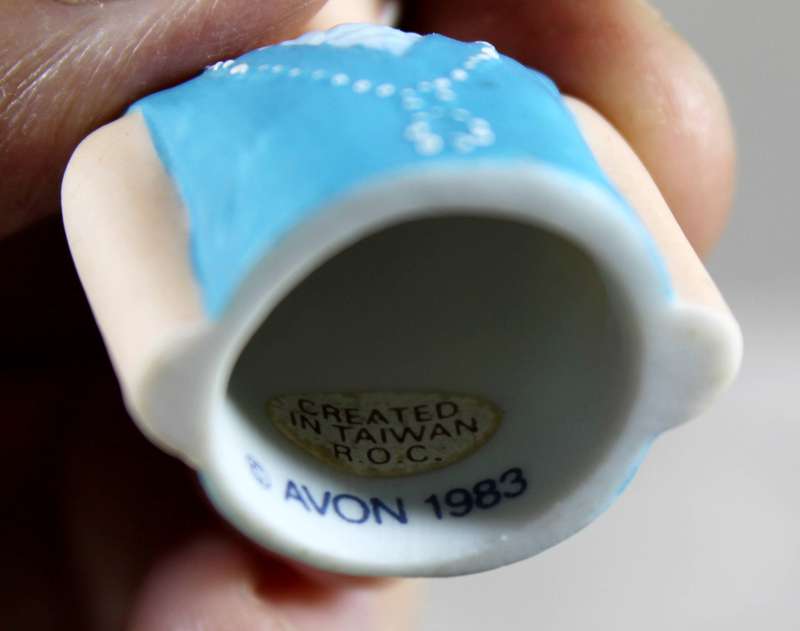 Avon American Fashion Lady Thimble