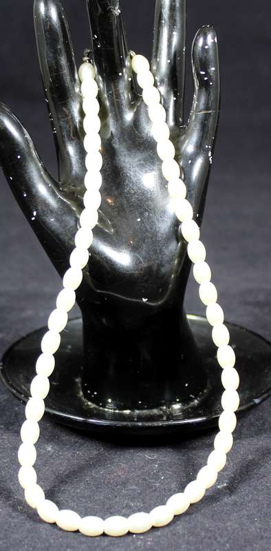 Costume Jewelry - Pearl Necklace