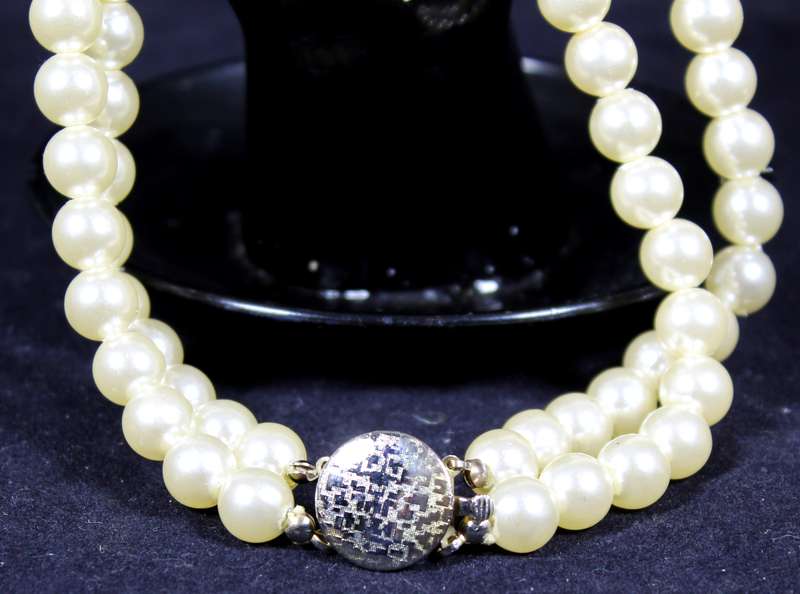 Costume Jewelry - Pearl Chocker