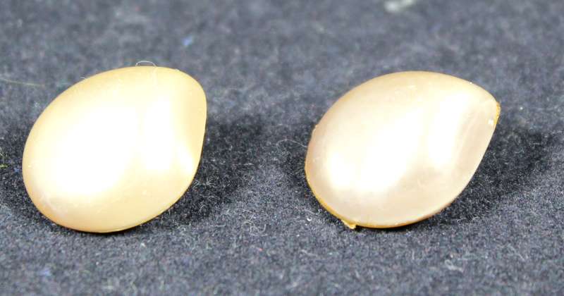 Costume Jewelry - Pair of Vintage Clip-on Earrings