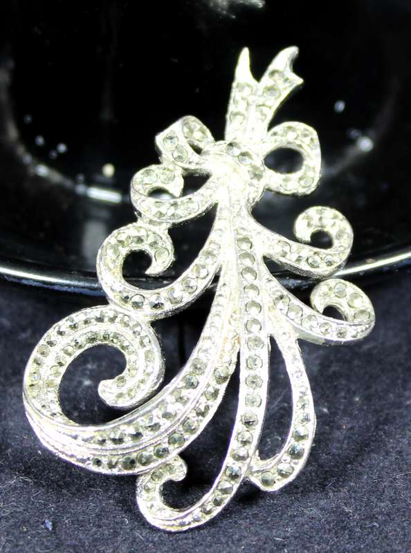 Costume Jewelry - Vintage Diamante Brooch