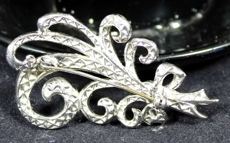 Costume Jewelry - Vintage Diamante Brooch