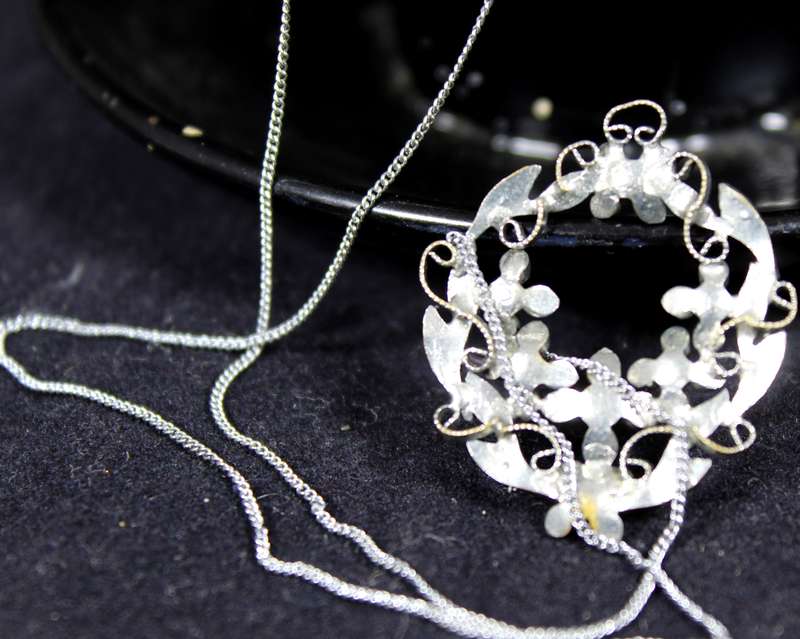 Costume Jewelry - Extremely Delicate Necklace with Diamante Wreath