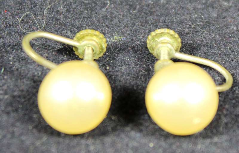 Costume Jewelry - Vintage Screw-on Pearl Earrings