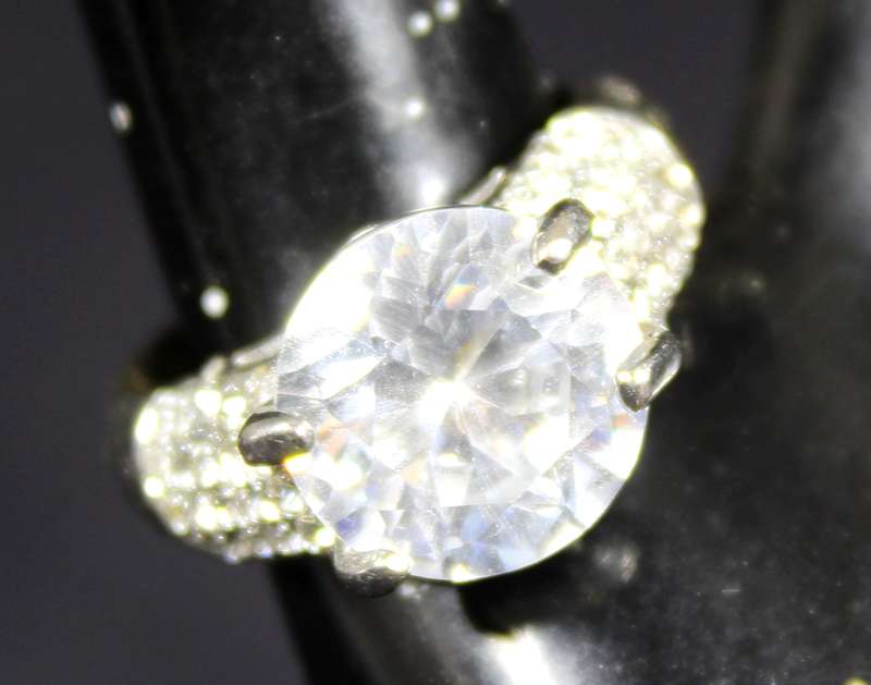 Costume Jewelry - Large Fashion Ring