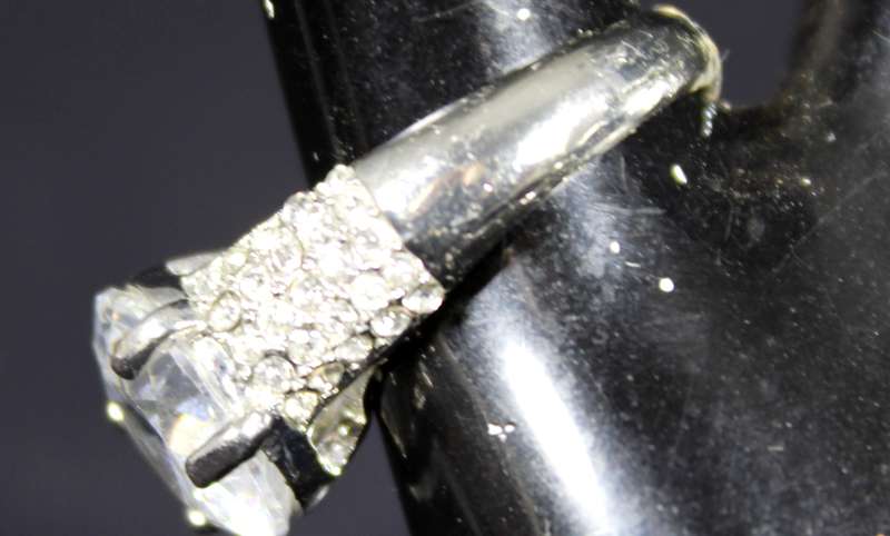 Costume Jewelry - Large Fashion Ring