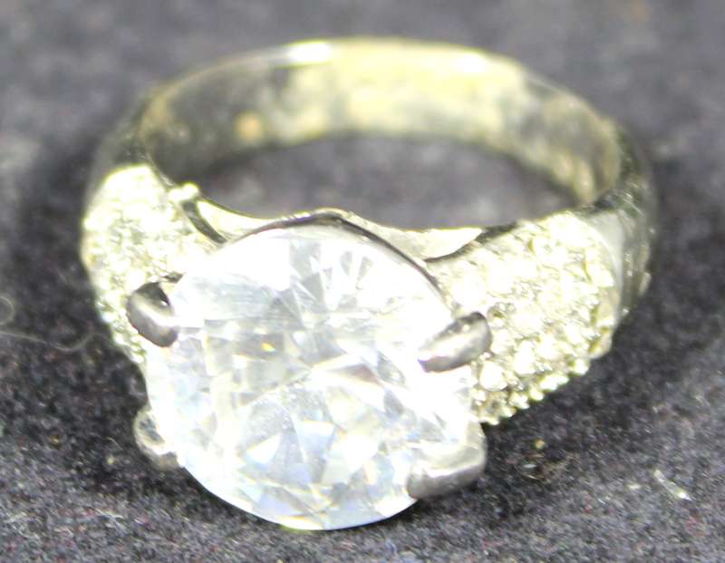 Costume Jewelry - Large Fashion Ring