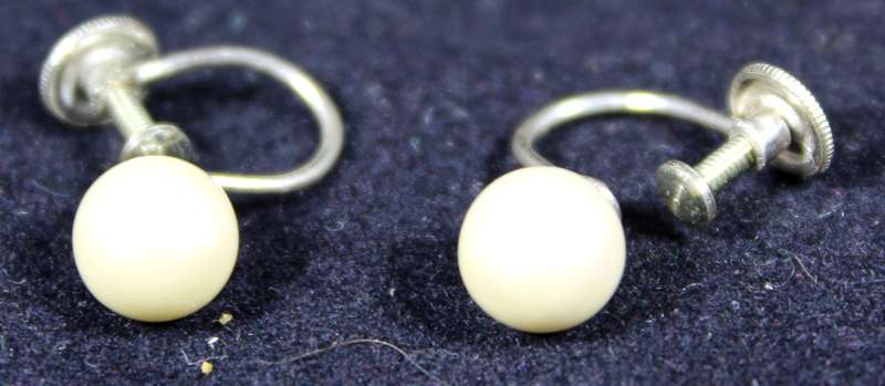 costume jewelry - Pearl screw-on earrings