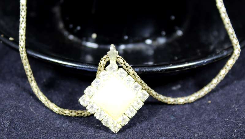 costume jewelry - necklace with pearl