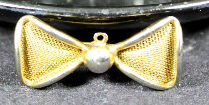 costume jewelry - golden metal bow tie brooch