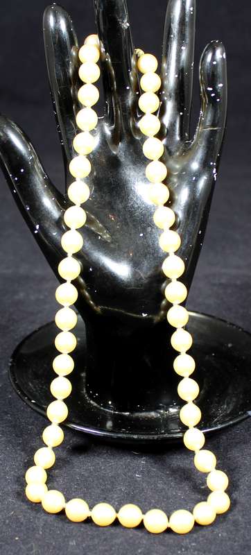 costume jewelry - pearl necklace