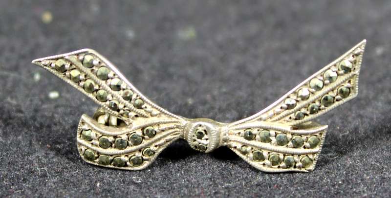 costume jewelry - bow-tie diamante brooch