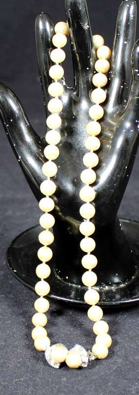 costume jewelry - pearl chocker