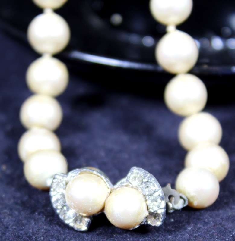 costume jewelry - pearl chocker
