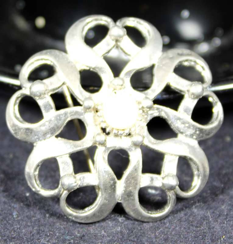 costume jewelry - silver brooch with pearl