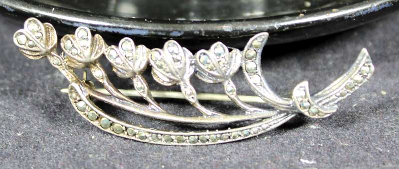 costume jewelry - diamante roses wreath brooch