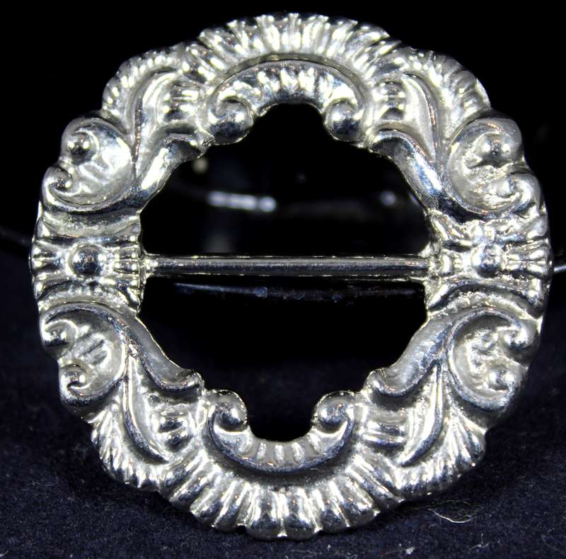 costume jewelry - silver look buckle
