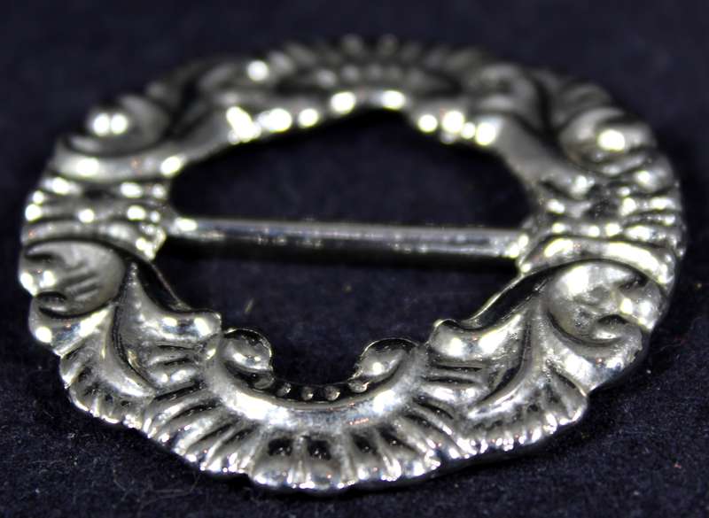costume jewelry - silver look buckle