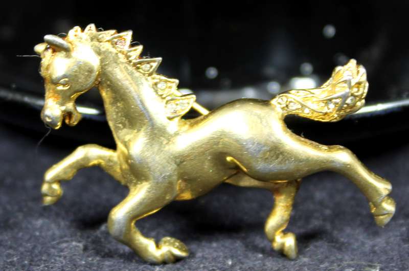 costume jewelry - golden look horse brooch