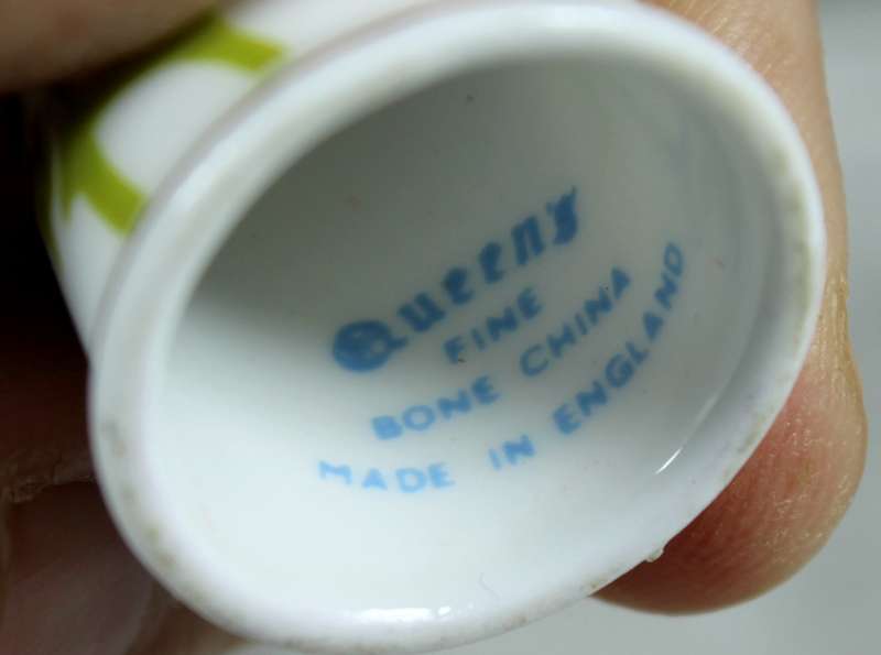 Bone China thimble - Queens - red flowers