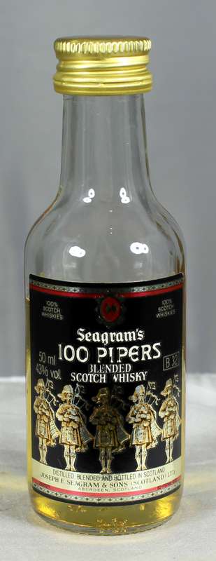 Mini liquor bottle - Seagram's 100 Pipers whisky