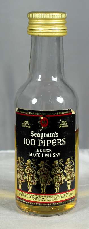 Mini liquor bottle - Seagram's 100 Pipers whisky