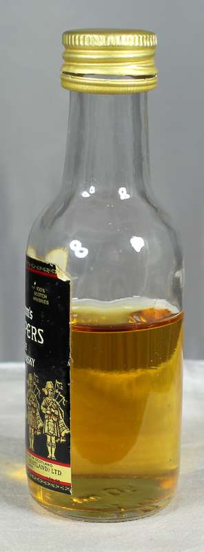 Mini liquor bottle - Seagram's 100 Pipers whisky