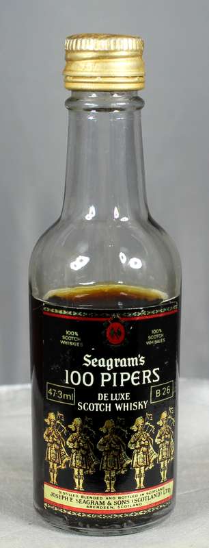 Mini liquor bottle - Seagram's 100 Pipers whisky