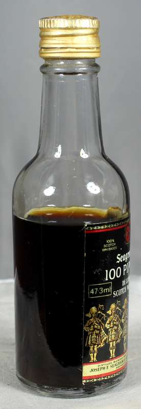 Mini liquor bottle - Seagram's 100 Pipers whisky